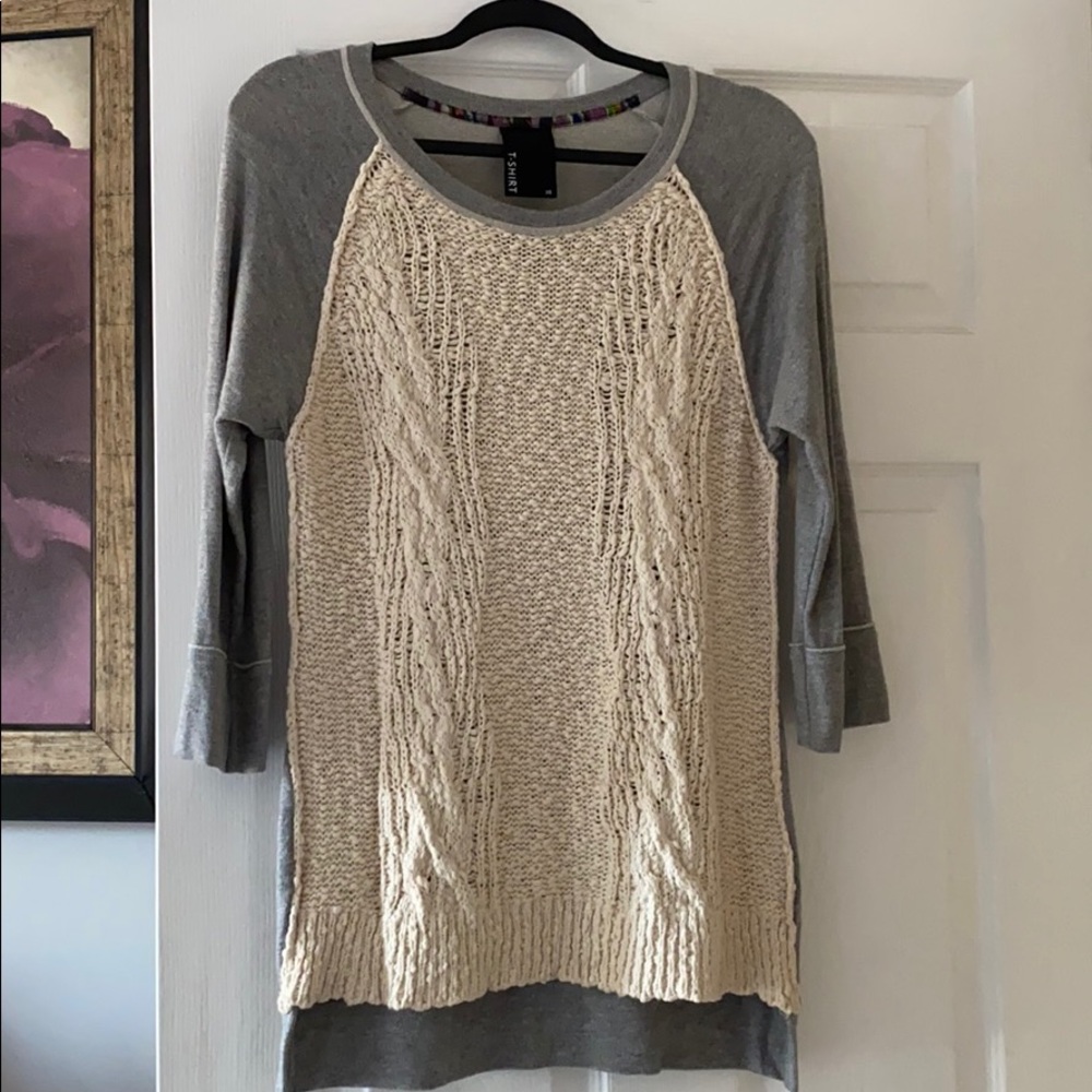 T-Shirt gray and cream sweater size XS